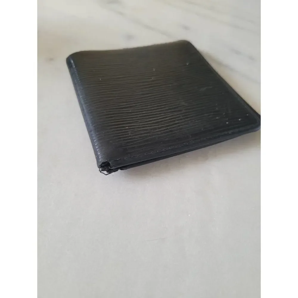 Authentic Louis Vuitton epi folding wallet. CA0095